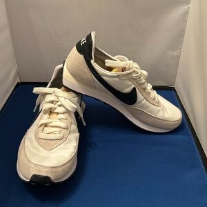 Nike women’s shoes size‎ 6Y new